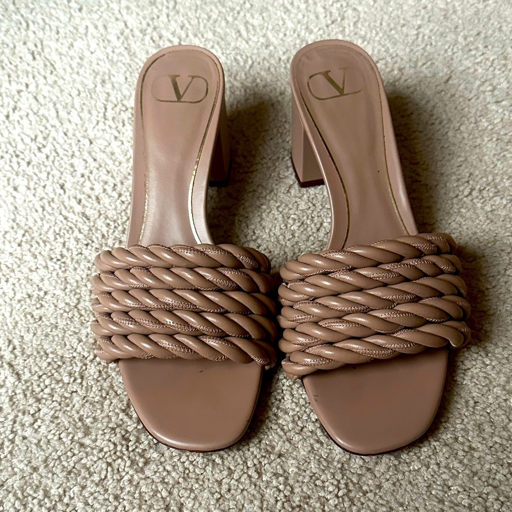 Valentino Nappa Rope Slides. Size 38.5, fits size 7.5.